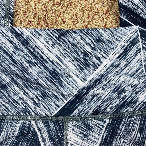 Lulu Lemon Heat Wave Leggings - Picture 2 of 3